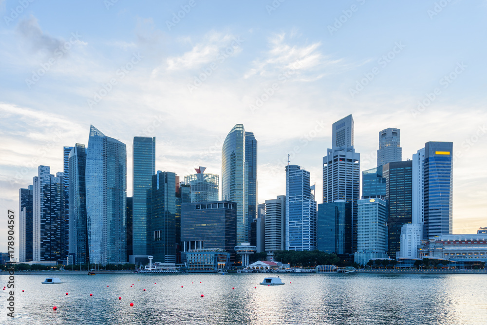 Fototapeta premium Malownicza panorama Singapuru. Widok na centrum miasta z drapaczami chmur