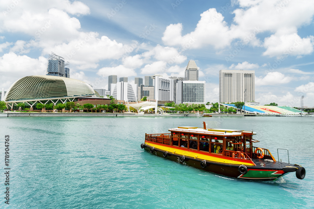 Fototapeta premium Traditional tourist boat sailing along Marina Bay, Singapore