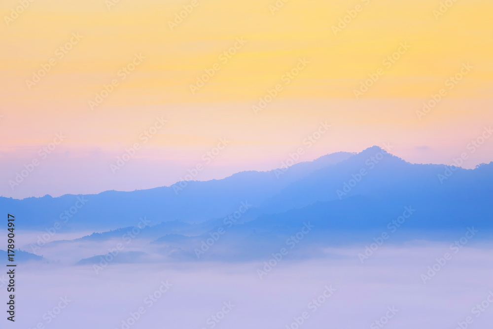 Obraz premium Sunshine and clouds on the morning mist At Phu Lang Ka, Phayao, Thailand