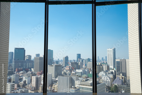 窓枠と駿河台から見る神保町・九段下方面の街並み風景