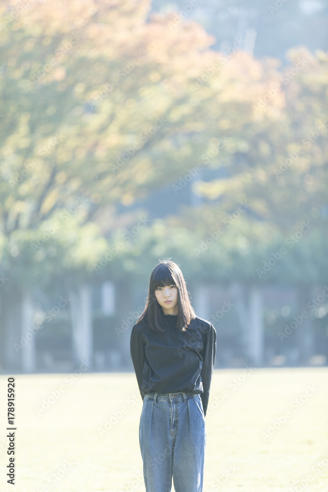 公園で陽射しを浴びる女性