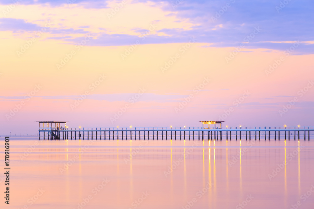 Obraz premium Old wood bridge pier against beautiful sunset sky use for natural background ,backdrop and multipurpose sea scene