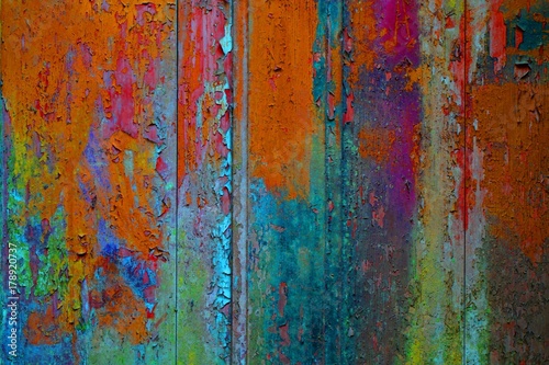 Alte Holzwand mit vielen bunten Farben