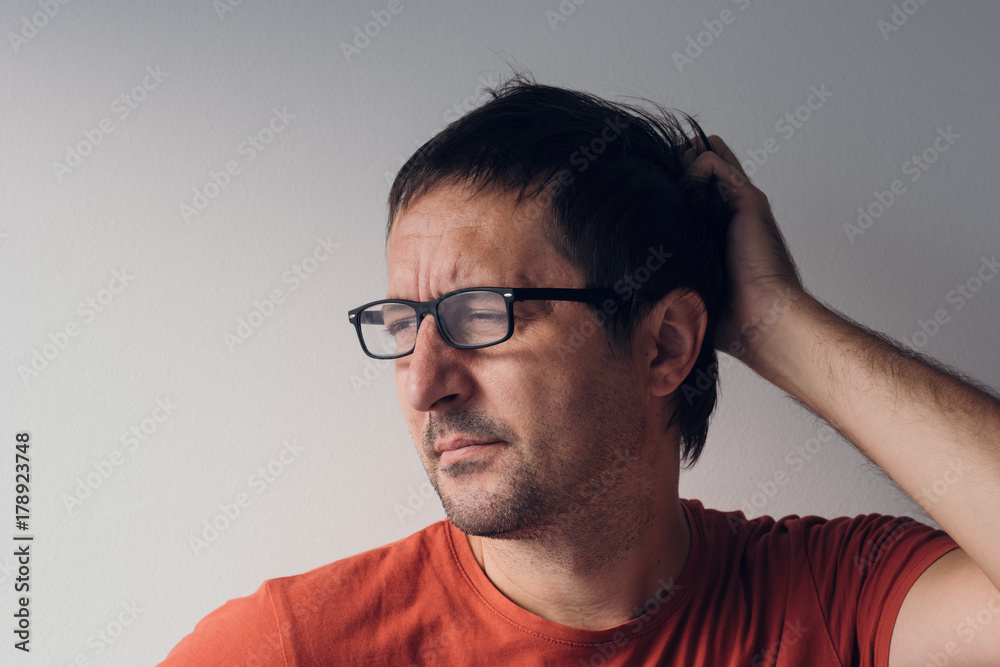 Obraz premium Forgetful absent-minded man