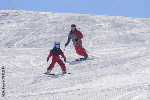 Papa und Sohn beim Skifahren