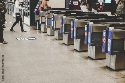 Wallpaper Mural 駅 改札口 Torontodigital.ca