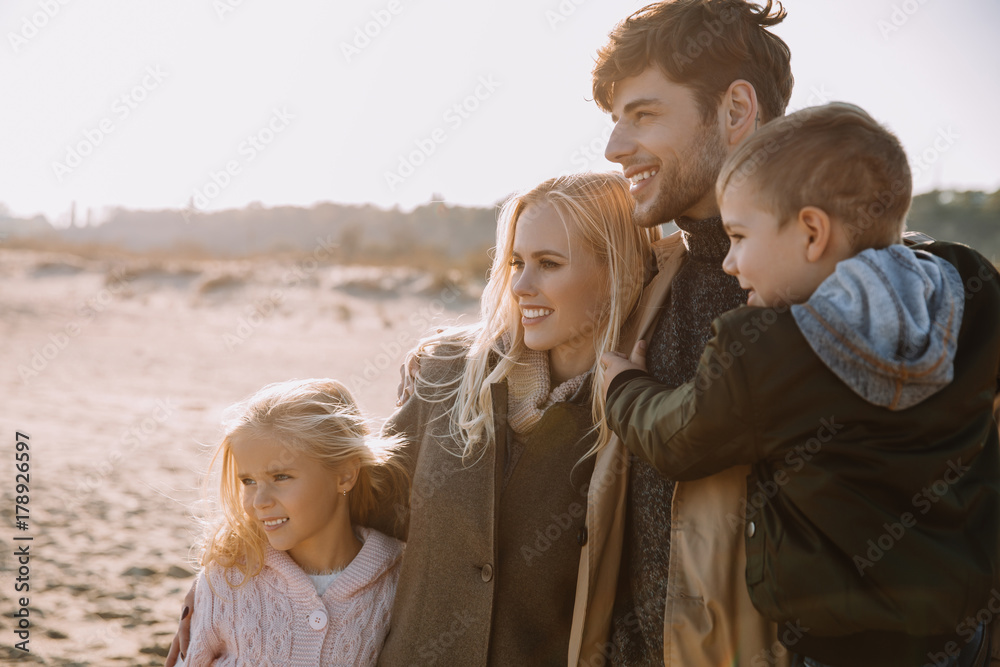 Fototapeta premium happy family on seashore
