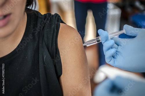 medico fa una vaccinazione sul braccio a una giovane ragazza