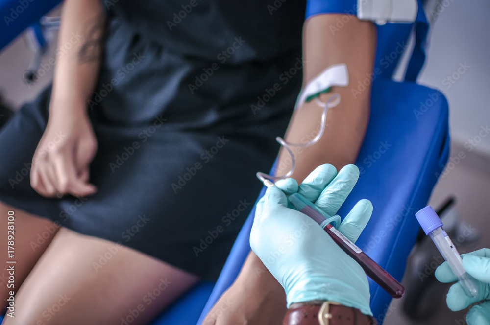 Obraz premium infermiere esegue un prelievo di sangue per analisi mediche
