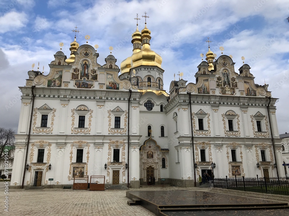 Kirche in der Nähe Kiewer Höhlenkloster in Kiew (Ukraine)