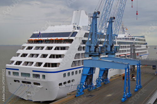 Luxuskreuzfahrtschiff mit Ladekran im Hafen photo