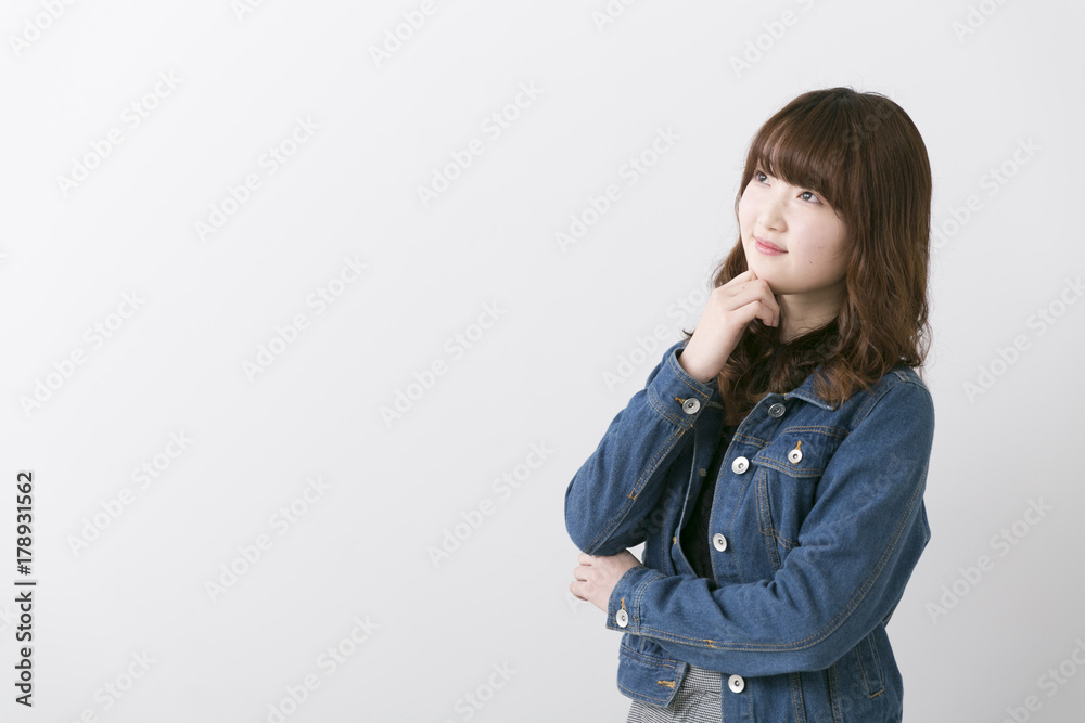 ポーズをとる女性