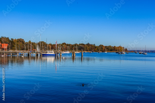 Der Hafen in Dießen am Westufer des Ammersees © STphotography