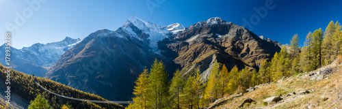 Fotografia Panoramic view on Charles Kuonen suspension bridge in Swiss Alps, the longest su