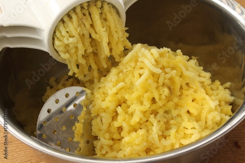 Kartoffeln in Schüssel