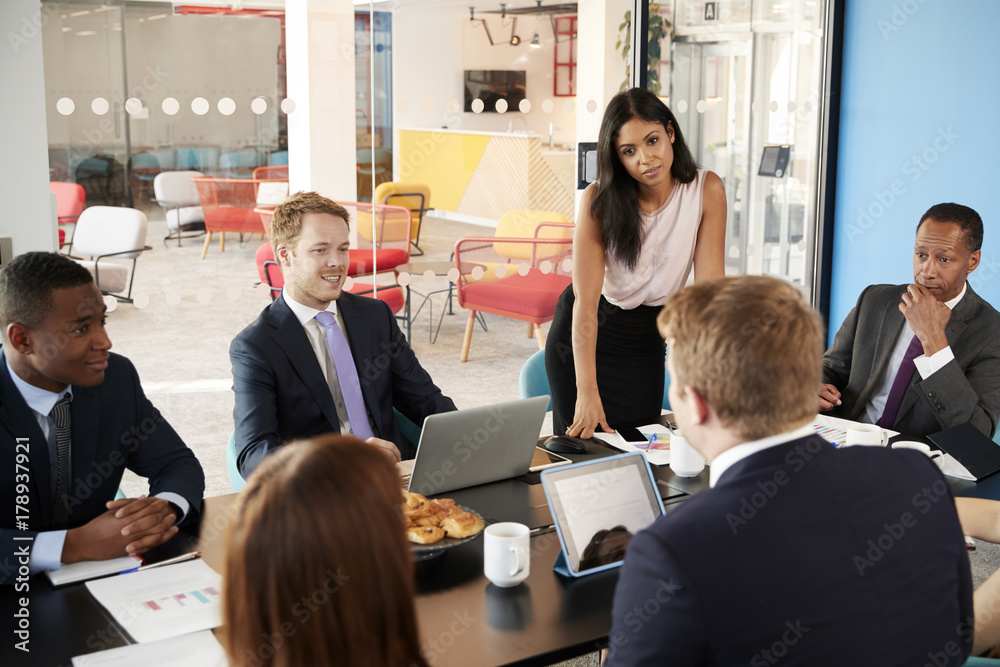 Female boss stands listening to colleagues at team meeting Stock-Foto ...