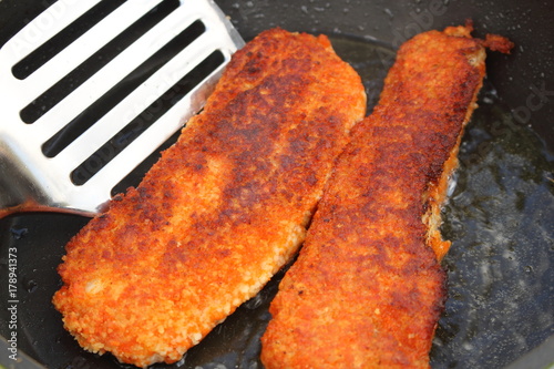 Gebratenes Fischfilet mit Pfannenwender