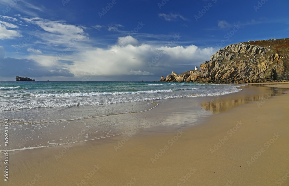 Leuchtturm an der Pointe de Toulinguet, Atlantik, Finistere, Bretagne, Frankreich