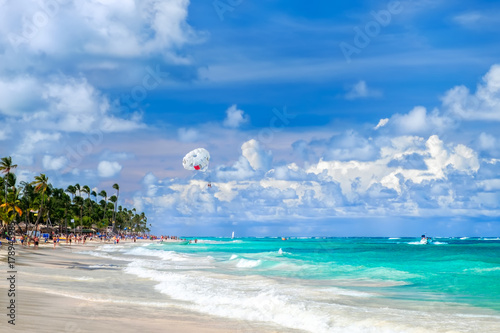 Fototapeta Naklejka Na Ścianę i Meble -  White sandy tropical beach in Punta Cana, Dominican Republic