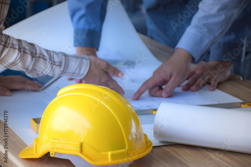Valokuva Safety helmet placed on a meeting table engineering team