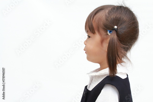 正装の幼児(2歳児) (横顔)