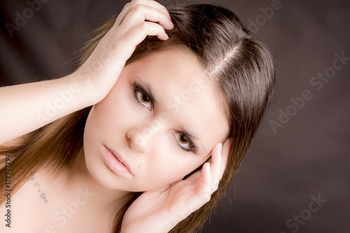 Принти на полотні Jeune femme visage sur fond noir