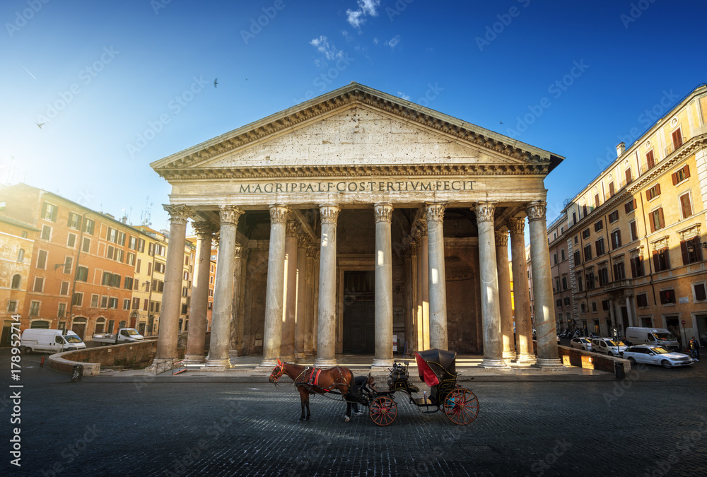 Obraz premium Pantheon, horse in the foreground, Rome, Italy