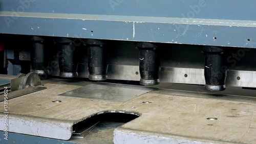 cutting sheet metal in large hydraulic guillotine shears