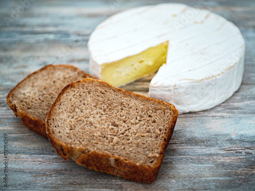 Käsebrot mit Camembert photo