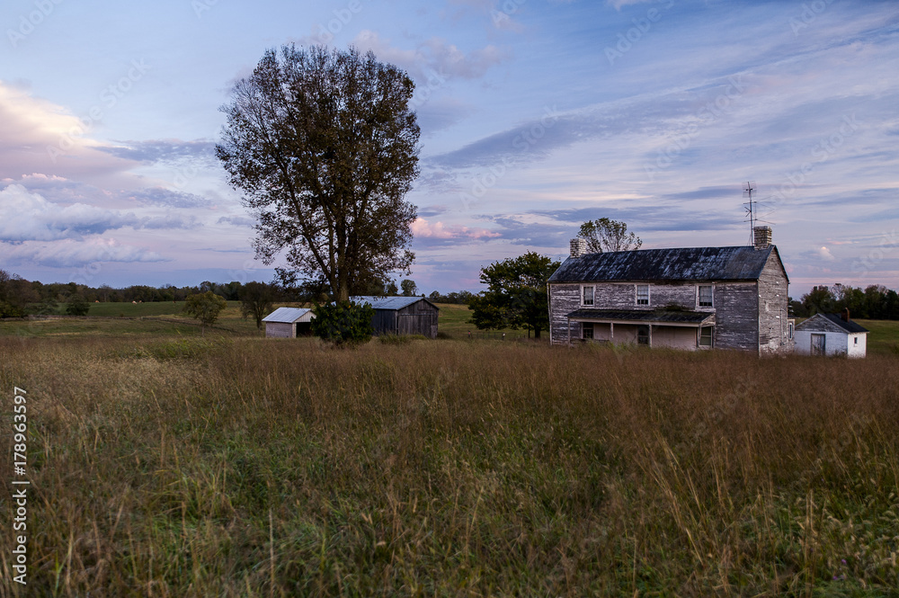 Fototapeta premium Abandoned Farm House - Sunset / Blue Hour - Kentucky
