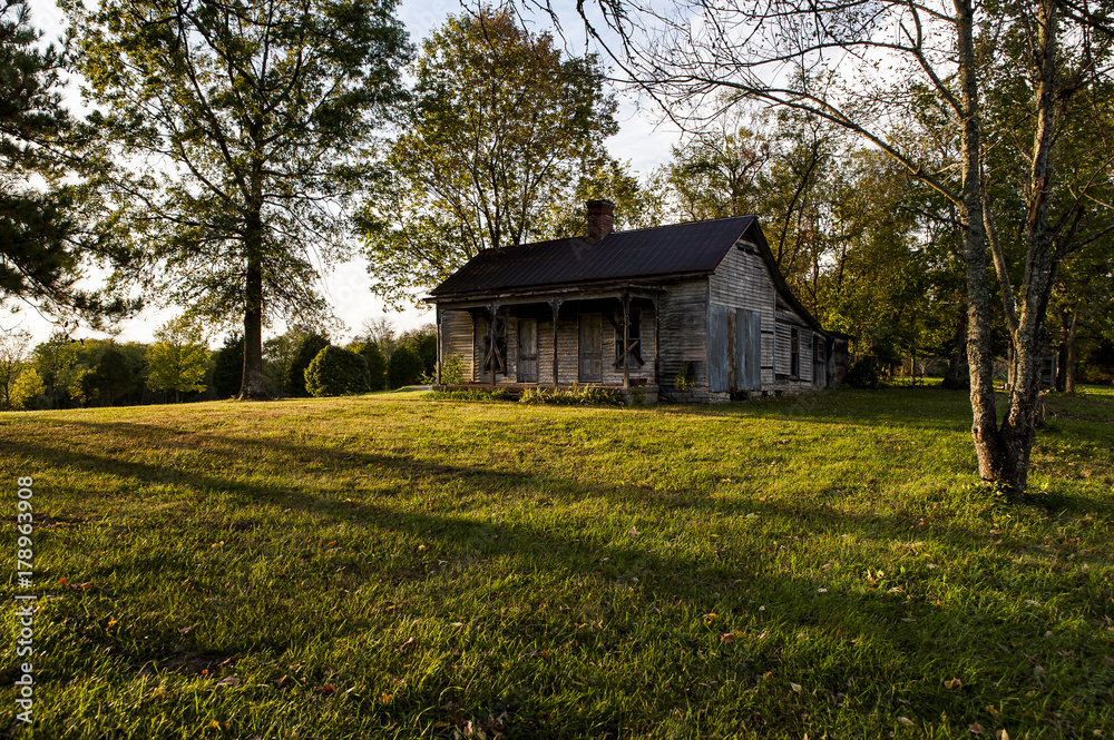 Obraz premium Abandoned Farm House at Evening - Kentucky