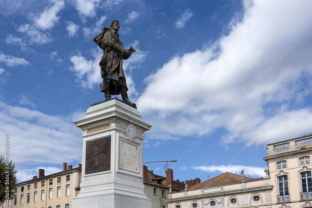 Obraz premium France, Macon: Statue of famous French writer, poet and politician Lamartine. He was instrumental in the foundation of the Second Republic.