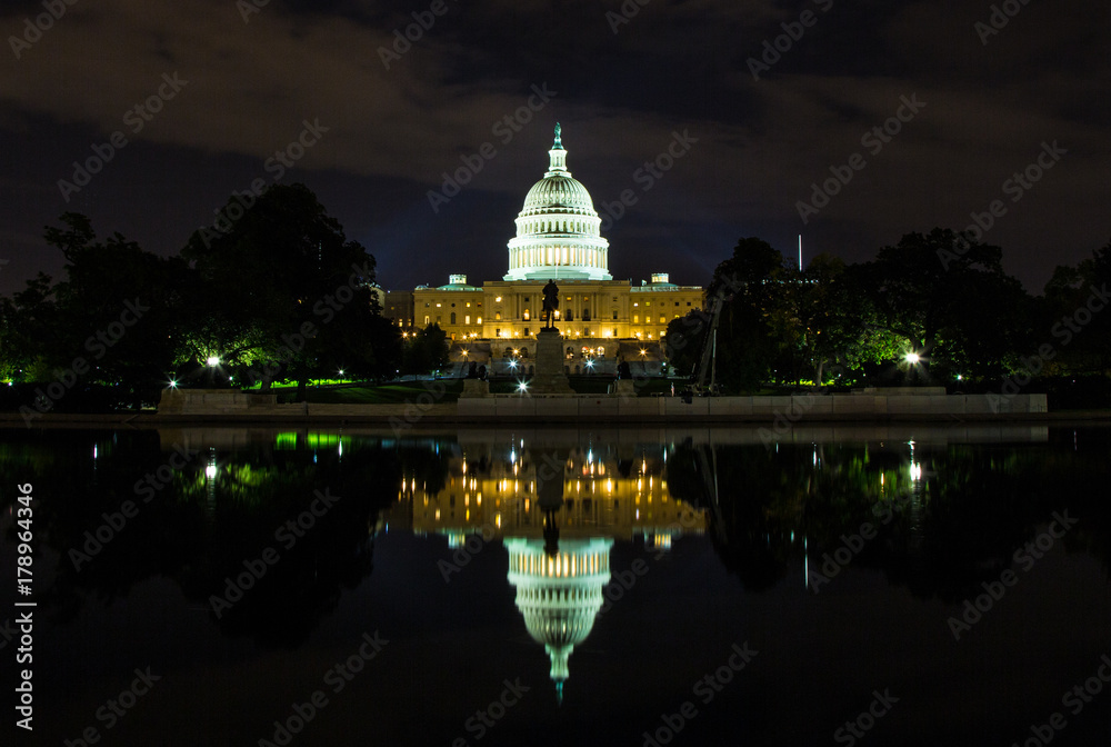Obraz premium Capital at Night