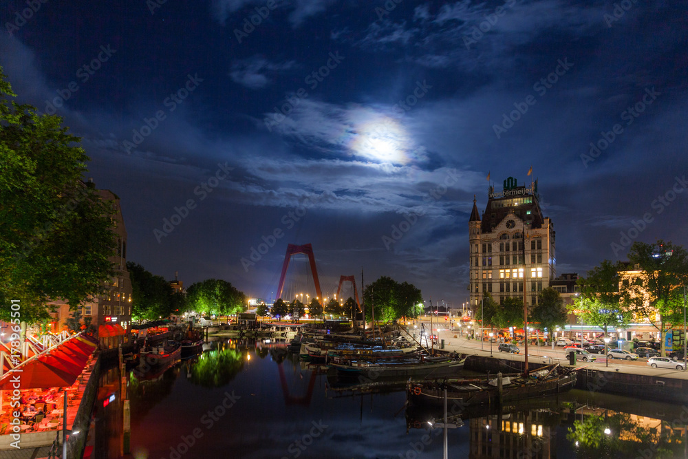 Fototapeta premium Rotterdam skyline at night