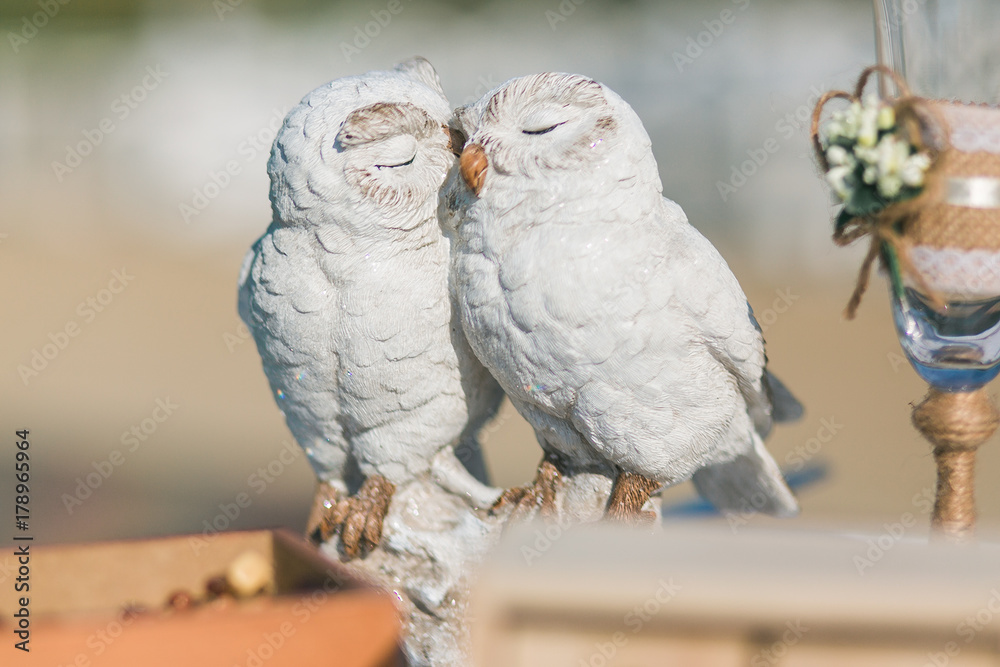 Obraz premium White owl sculpture pottery. Kissing couple of birds - wedding decor.