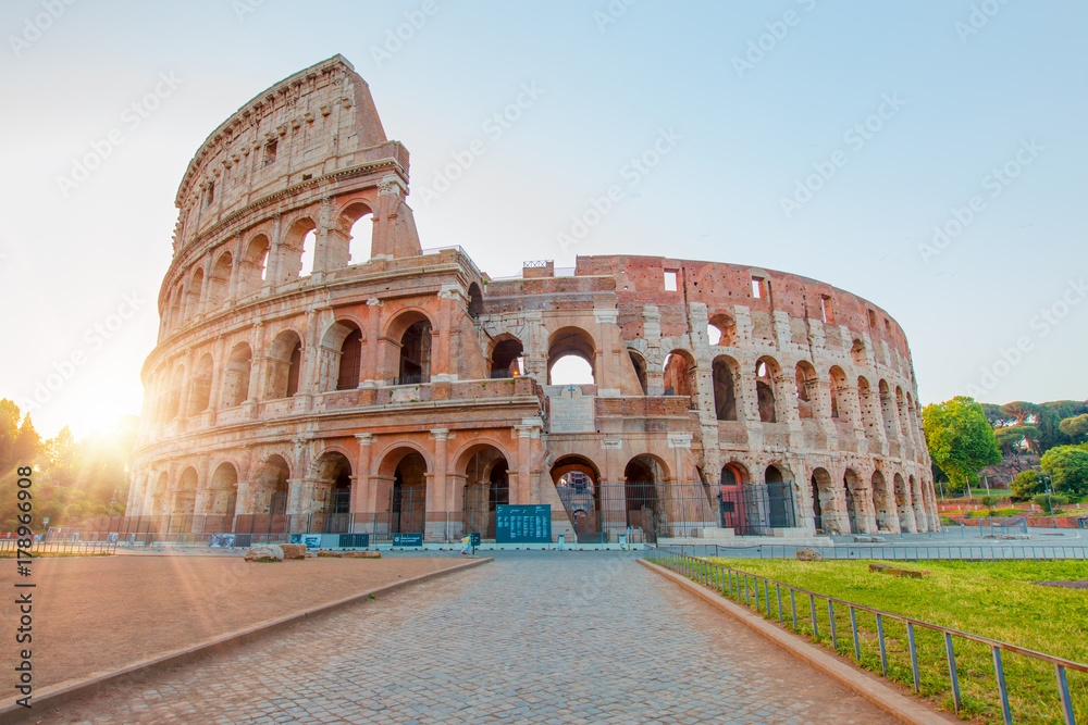 Fototapeta premium Niesamowity wschód słońca w Rome Colosseum (Roma Coliseum), Rzym, Włochy