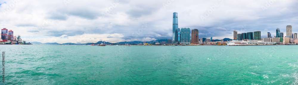 Fototapeta premium Panorama aufgenommen von Harbour City über den Geschäfts- und Finanzbezirk mit der beeindruckenden Skyline bei Tageslicht im Jahr 2013