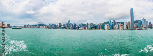 Panorama aufgenommen von Harbour City über den Geschäfts- und Finanzbezirk mit der beeindruckenden Skyline bei Tageslicht im Jahr 2013