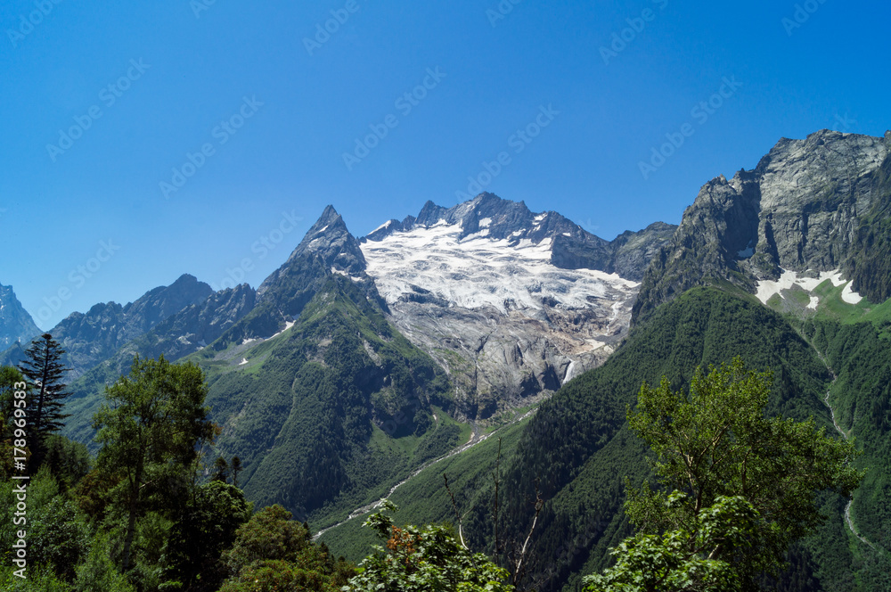 Obraz premium Горы, Домбай, ледники на вершинах.