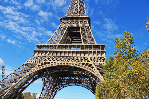 Photo Sunny Paris. Eiffel Tower on a sunny day.
