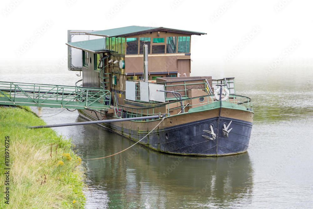 anchoring house boat