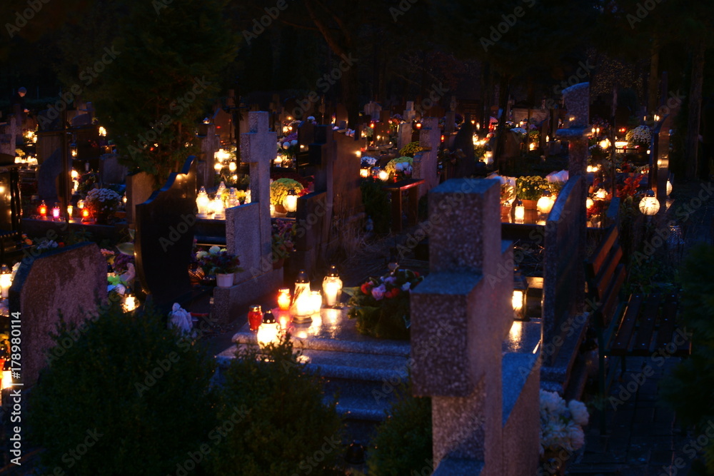 Cmentarz nocą