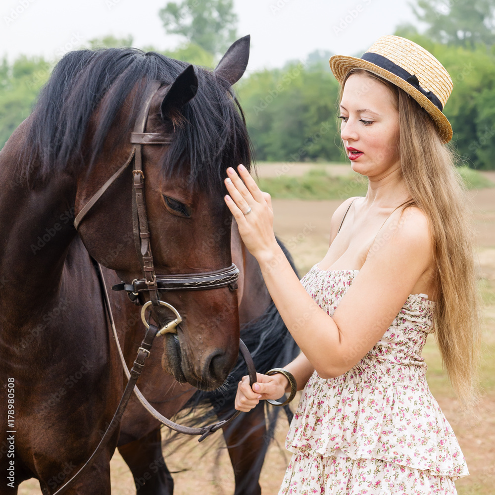Obraz premium Girl in a straw hat with a horse / Photographed in Russia, at the racetrack in Orenburg