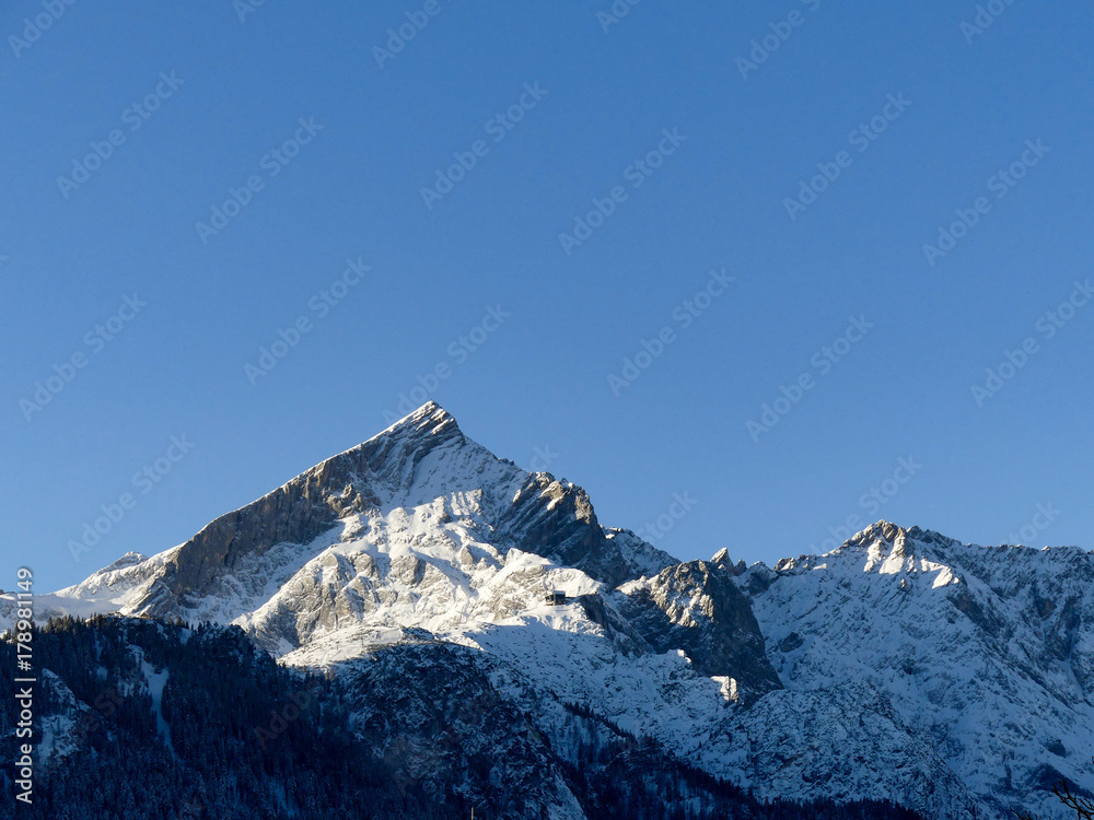 Alpenmassiv in starkem Licht vom Sonnenaufgang