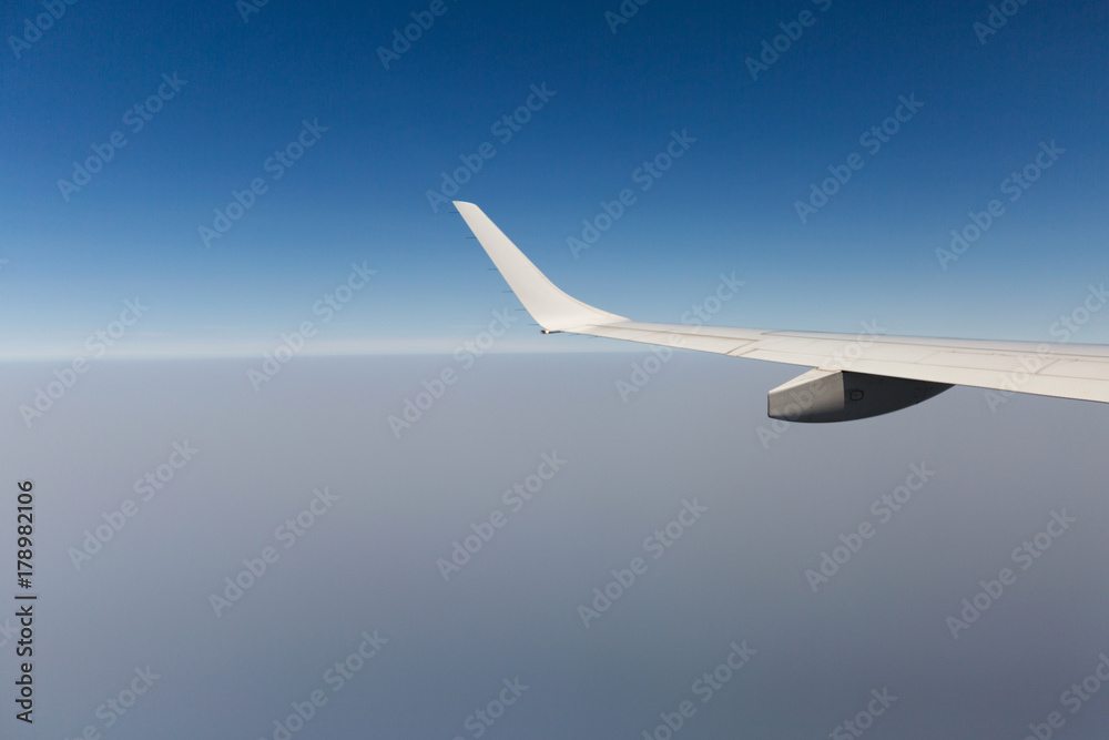 Obraz premium view from the airplane window, cloud wing, dimensions.