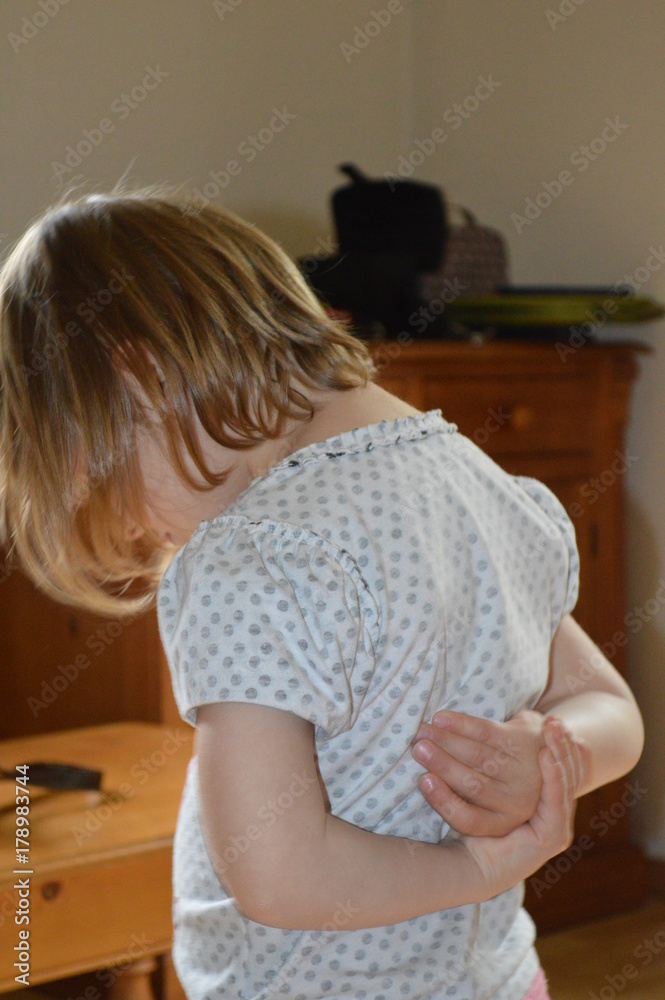 Petite fille top de dos