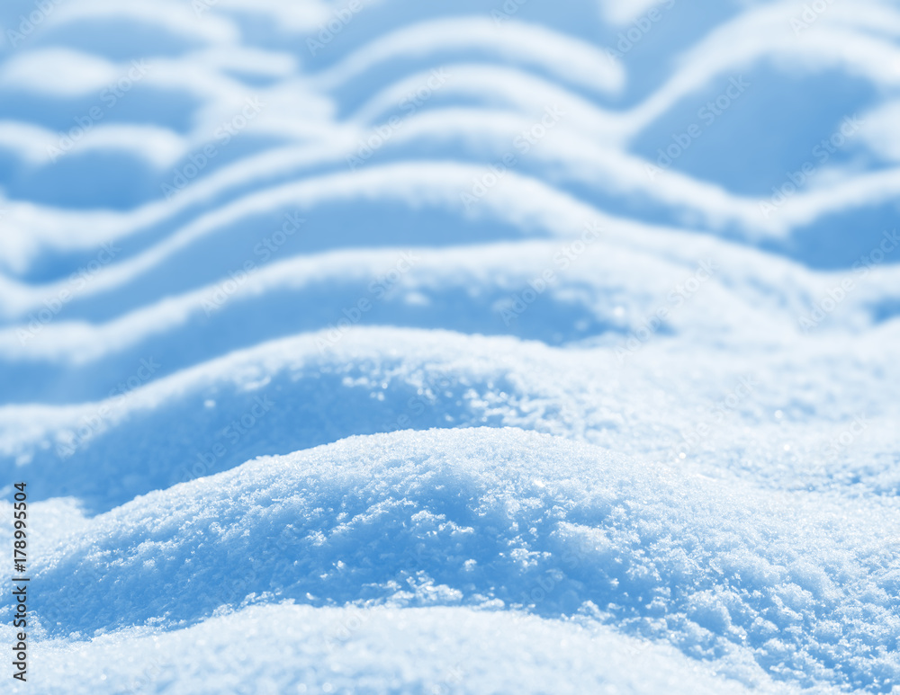 Obraz premium Natural background of pure shiny snow with snowdrifts