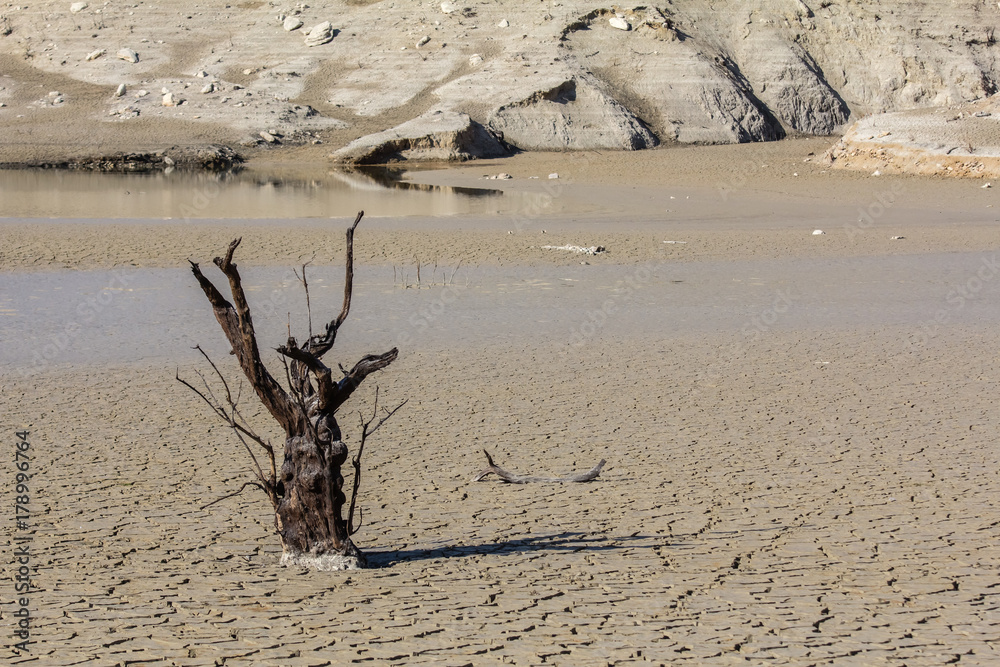 Obraz premium Lake Bimont emptied following work on the hydroelectric dam