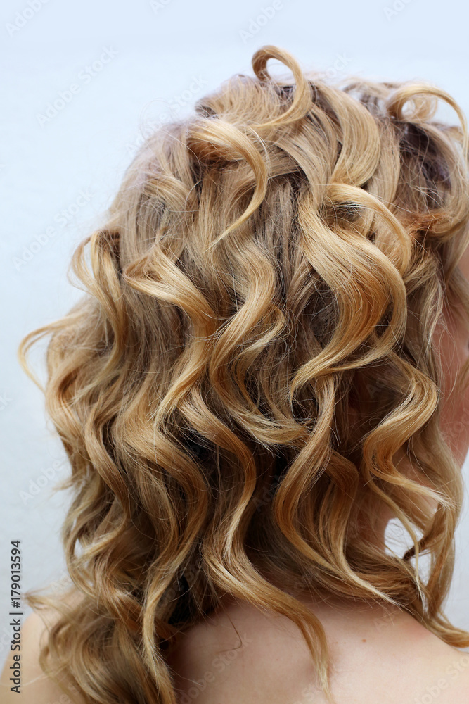 Naklejka premium wedding hairstyle curls to one side