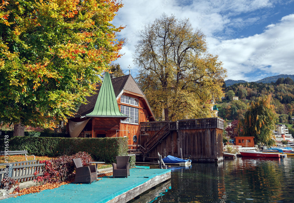 Φωτογραφία Autumn in the alpine town of Millstatt am See, situated on the shore of the Millstatt lake